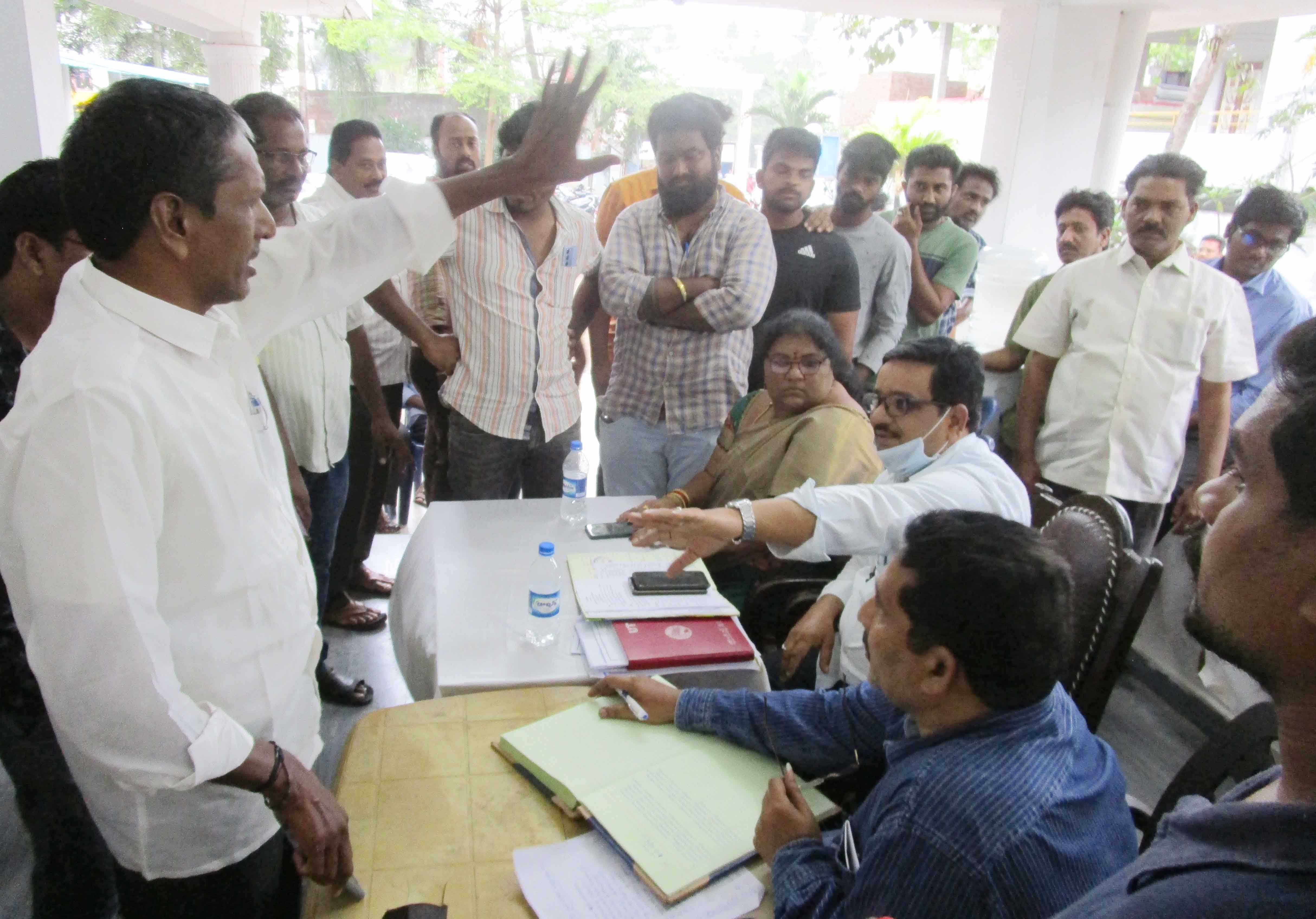 వీరవాసరం పంచాయతీ షాపుల వేలం