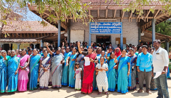 anganwadi-workers-protest-in-rayadurgam