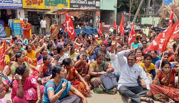 anganwadi-workers-protest-in-west-godavari