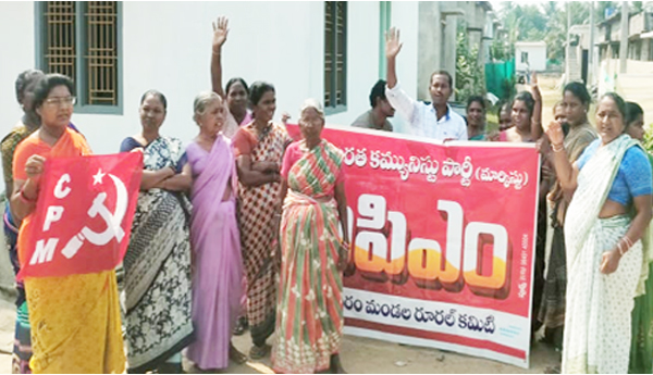 Raised-gas-price-should-be-withdrawn-Kottapet-residents