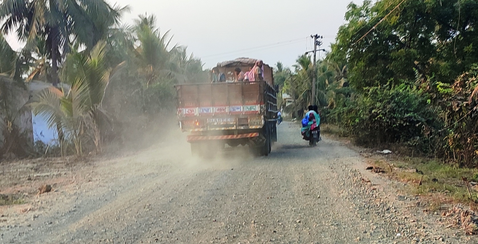 అసంపూర్తిగా రోడ్డు నిర్మాణం.!