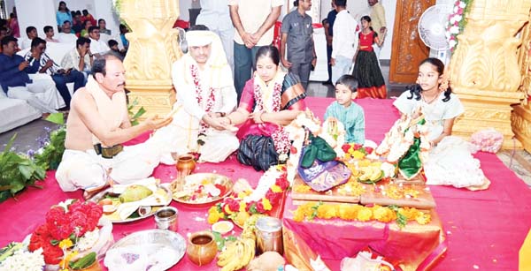 సీతారాముల కల్యాణంలో ఎస్పీ దంపతులు