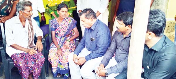 ఎస్‌ఐ, కానిస్టేబుళ్లను సస్పెండ్‌ చేయాలి