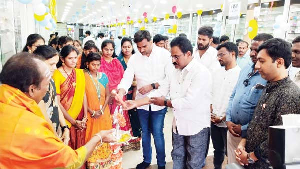 కీర్తి మెడికల్స్‌ ప్రథమ వార్షికోత్సవ వేడుకలు