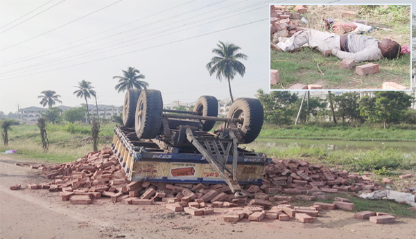 Tractor-loaded-with-overturned-bricks-Laborer-dead