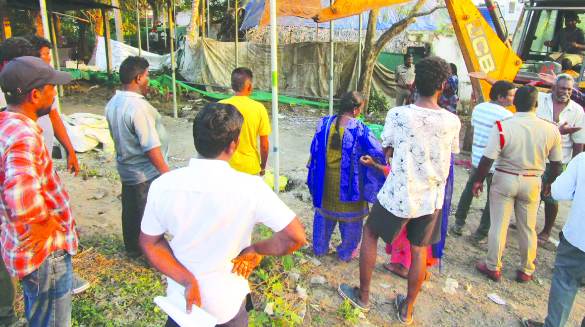 వీరవాసరంలో ఆక్రమణల తొలగింపు