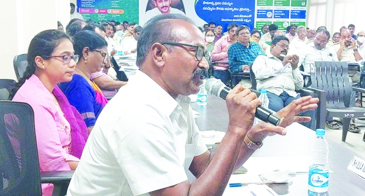 ధాన్యాన్ని ప్రభుత్వమే కొనుగోలు చేస్తోంది : మంత్రి కారుమూరి