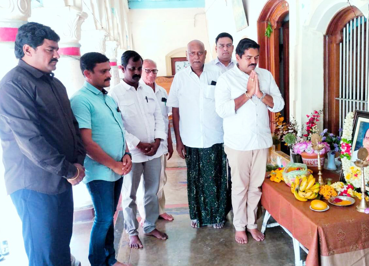 రామచంద్రరాజు కుటుంబానికి యోగేంద్రబాబు పరామర్శ