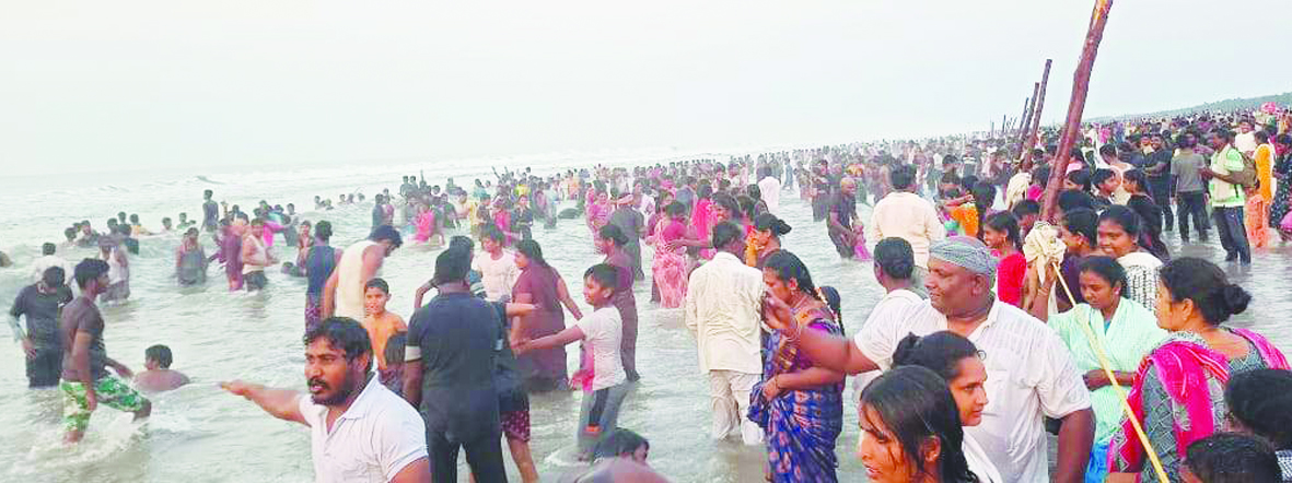 పేరుపాలెం బీచ్‌లో క్రైస్తవుల సందడి