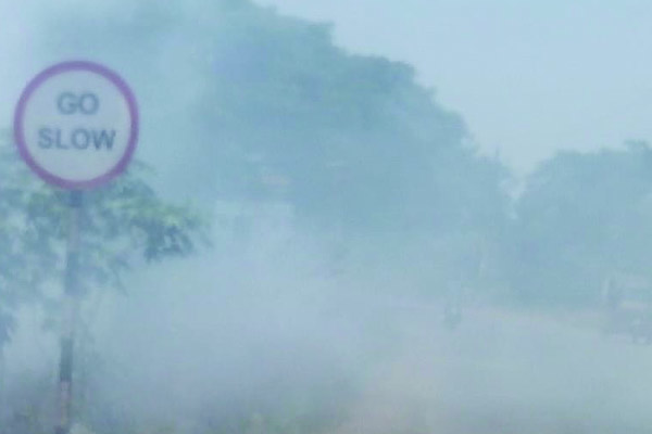 కెనాల్‌ రోడ్డును కమ్మేస్తున్న పొగ