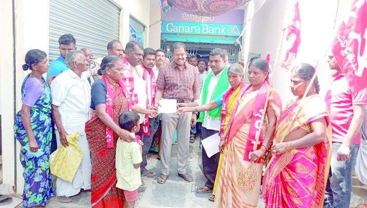   కెనరా బ్యాంకు అధికారికి వినతిపత్రం సమర్పిస్తున్నఎపి రైతుసంఘం నాయకులు, రైతులు