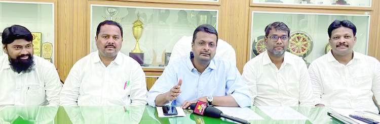    విలేకరులతో మాట్లాడుతున్న మేయర్‌ మొహమ్మద్‌ వసీం