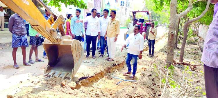   అంతర్గత రహదారి పనులను పరిశీలిస్తున్న మేయర్‌ మొహమ్మద్‌ వసీం