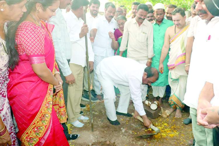   భూమిపూజ చేస్తున్న ఎమ్మెల్యే అనంత వెంకటరామిరెడ్డి