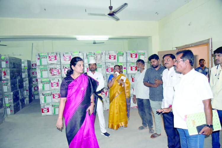 ఇవిఎంల గదిని పరిశీలిస్తున్న కలెక్టర్‌ ఎం.గౌతమి