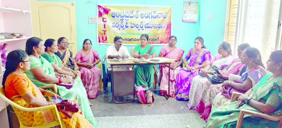   విలేకరులతో మాట్లాడుతున్న సిఐటియు జిల్లా అధ్యక్ష, కార్యదర్శులు ఎం.నాగమణి, ఎస్‌.నాగేంద్రకుమార్‌