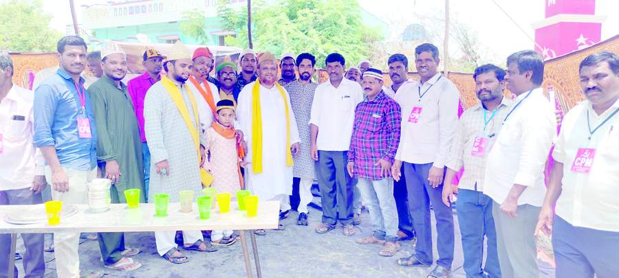  మజ్జిగ పంపిణీలో పాల్గొన్న సిపిఎం జిల్లా కార్యదర్శి రాంభూపాల్‌, సిపిఎం నాయకులు