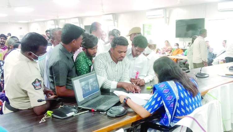    కలెక్టర్‌కు వినతిపత్రం సమర్పిస్తున్న ఎస్‌ఎఫ్‌ఐ నాయకులు