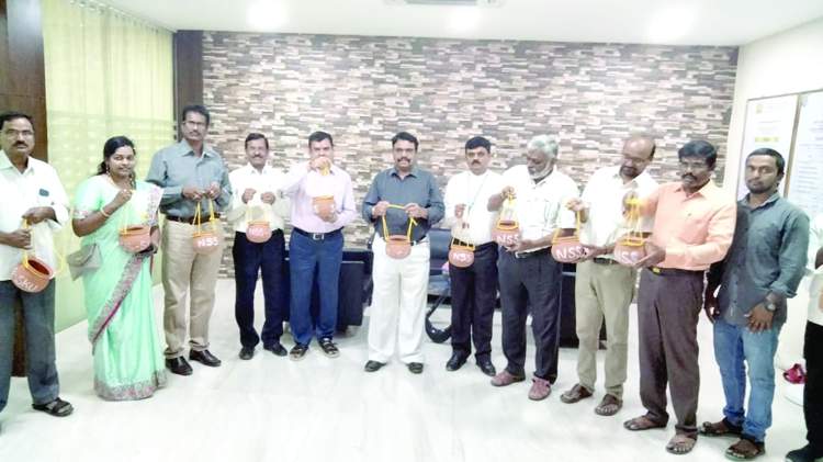  పక్షుల నీటి కోసం ఏర్పాటు చేసిన కుండలను చూపుతున్న ఎస్‌కెయు విసి రామకృష్ణారెడ్డి, సిబ్బంది