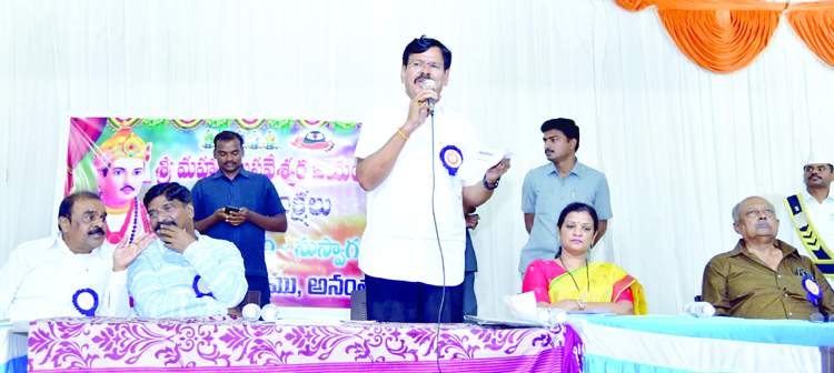    బసవేశ్వరస్వామి జయంతి సభలో మాట్లాడుతున్న విప్‌ కాపు రామచంద్రారెడ్డి