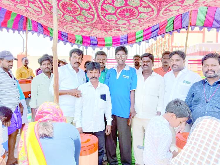  మజ్జిగ పంపిణీలో పాల్గొన్న కెవిపిఎస్‌ రాష్ట్ర అధ్యక్షులు ఓ.నల్లప్ప, నాయకులు