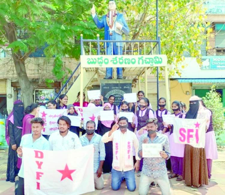 అంబేద్కర్‌ విగ్రహం ఎదుట నిరసన తెలుపుతున్న విద్యార్థి సంఘాల నాయకులు