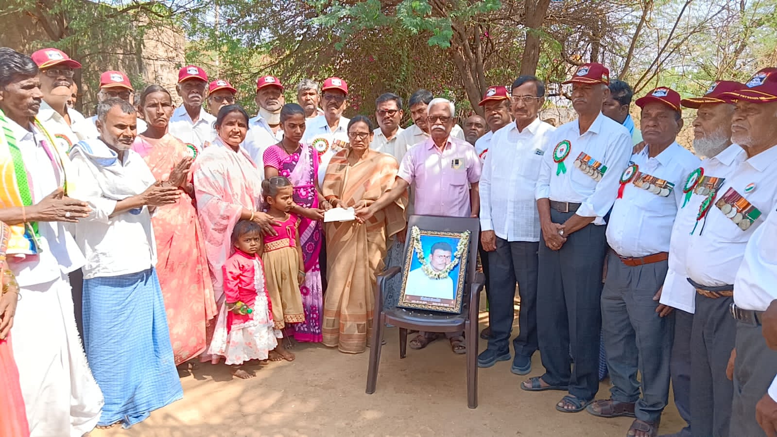 బాధిత రైతు కుటుంబానికి పరామర్శ