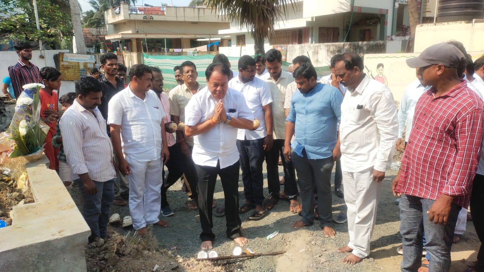 అభివృద్ధి పనులకు శ్రీకారం