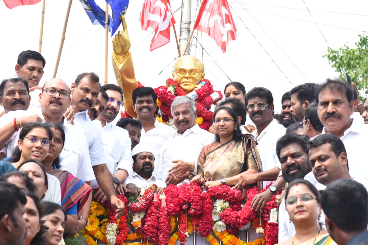  నివాళులర్పిస్తున్న మంత్రులు పెద్దిరెడ్డి, ఉషశ్రీచరణ్‌, తదితరులు