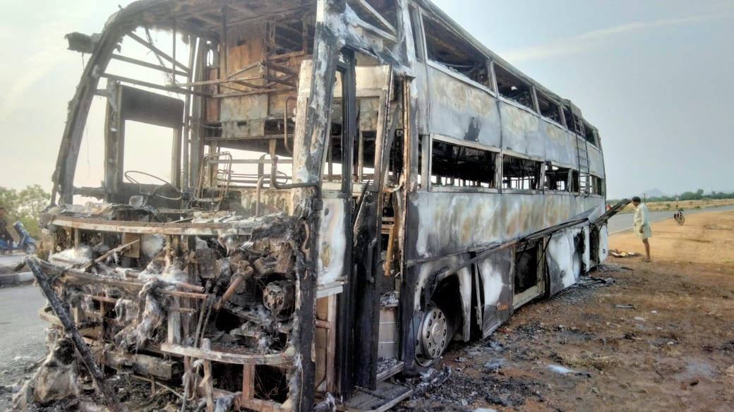 ప్రయివేటు బస్సులో మంటలు