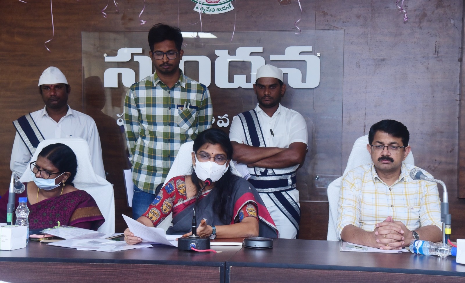 'జగనన్నకు చెబుదాం' దరఖాస్తులను పరిష్కరించాలి