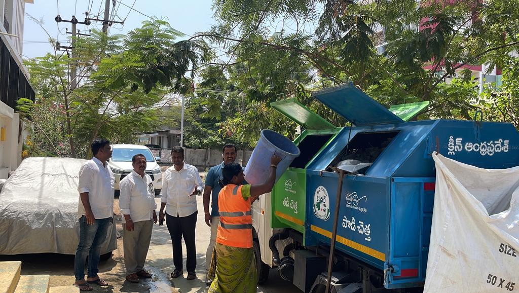 ఇంటింటి చెత్త సేకరణలో నిర్లక్ష్యం వద్దు : మేయర్‌