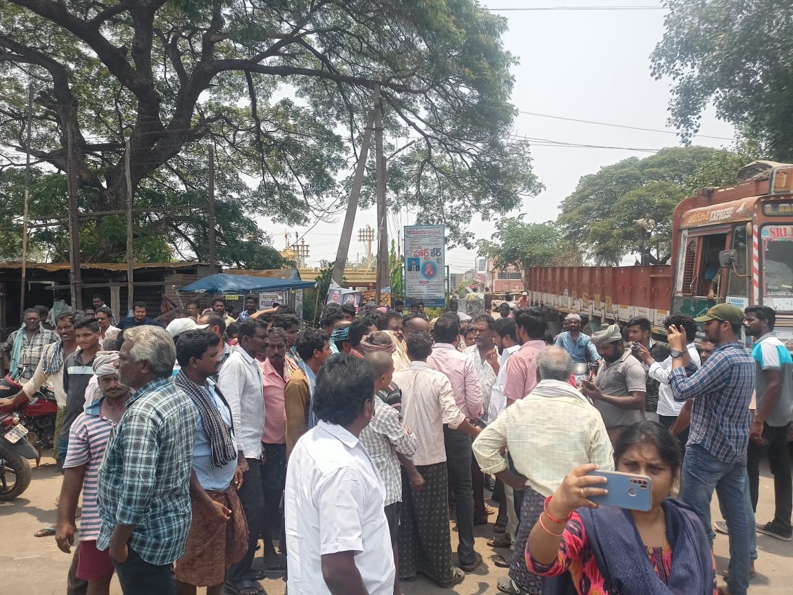 లారీలు పంపండి.. మహాప్రభో..!