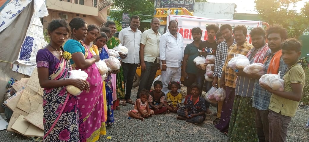 'ఛారిటీ బాక్సు ట్రస్టు' ఆధ్వర్యాన నిత్యావసరాలు అందజేత