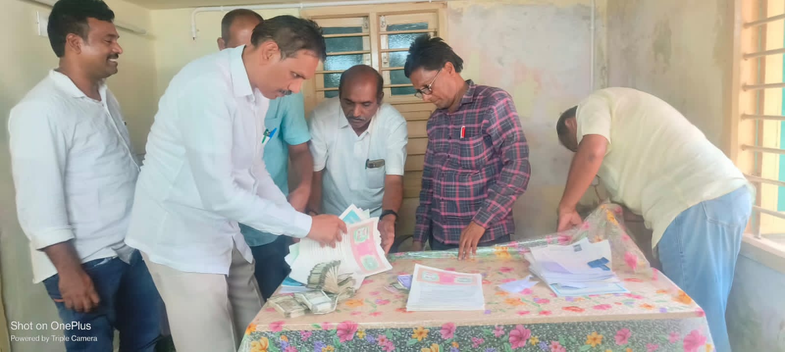 అనంతపురం సబ్‌రిజిస్టర్‌ కార్యాలయంలో ఎసిబి సోదాలు