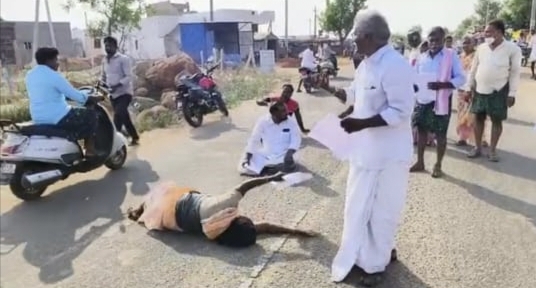 నాడు లాగేసుకున్నారు.. నేడు పంచేశారు..!