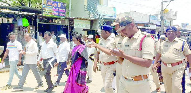   ముఖ్యమంత్రి పర్యటన ఏర్పాట్లను పరిశీలిస్తున్న కలెక్టర్‌ గౌతమి, ఎస్పీ శ్రీనివాసరావు