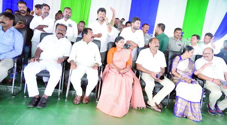 మాట్లాడుతున్న ఎమ్మెల్యే జొన్నలగడ్డ పద్మావతి