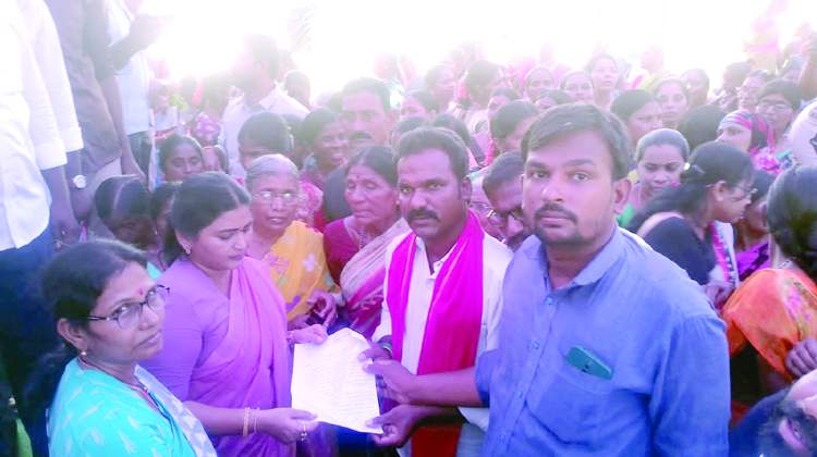    ఎమ్మెల్యేకు వినతిపత్రం సమర్పిస్తున్న రైతుసంఘం నాయకులు