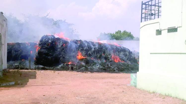   కాలుతున్న గడ్డివాములు