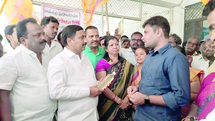  మున్సిపల్‌ కమిషనర్‌తో మాట్లాడుతున్న మాజీమంత్రి కాలవ శ్రీనివాసులు, నాయకులు