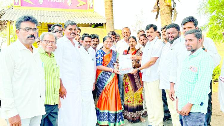   మహిళకు కరపత్రం అందజేస్తున్న విప్‌ కాపు రామచంద్రారెడ్డి, జడ్పీ ఛైర్‌పర్సన్‌ బోయ గిరిజమ్మ