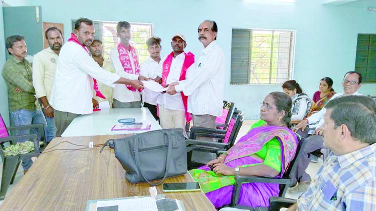  శింగనమల డిప్యూటీ తహశీల్దార్‌ ప్రకాష్‌రావుకు వినతిపత్రం సమర్పిస్తున్న సిపిఎం నాయకులు