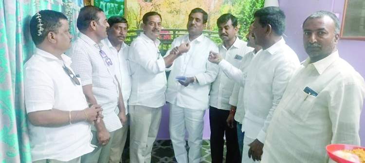    మిఠాయిలు పంచుకుంటున్న ఆపుస్మా నాయకులు