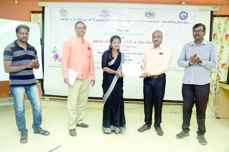   అధ్యాపకులకు సర్టిఫికెట్లు అందజేస్తున్న దృశ్యం