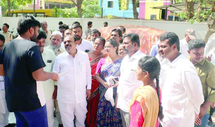    గడప గడపకూ మన ప్రభుత్వం కార్యక్రమంలో పాల్గొన్న ఎమ్మెల్యే అనంంత, మేయర్‌ వసీం, డిప్యూటీ మేయర్‌