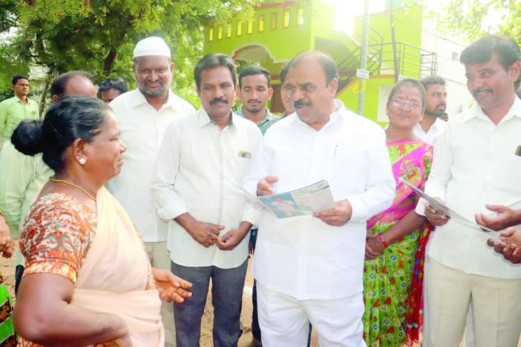   మహిళతో మాట్లాడుతున్న ఎమ్మెల్యే అనంత వెంకటరామిరెడ్డి