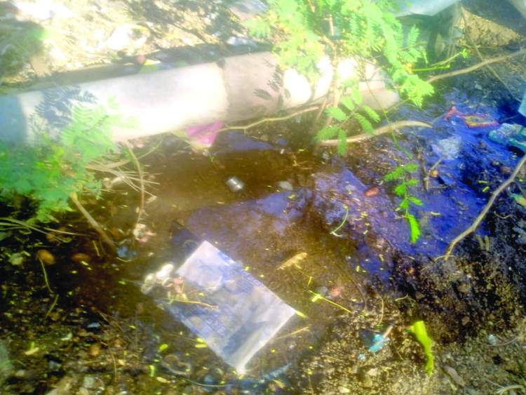   పైపులైన్‌ లీకేజీ కావడంతో కలుషితమైన తాగునీరు