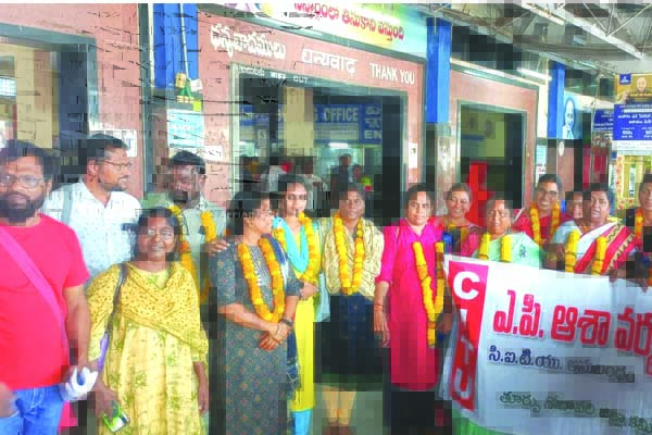 ఢిల్లీకి బయల్దేరిన కార్మిక కర్షకులు