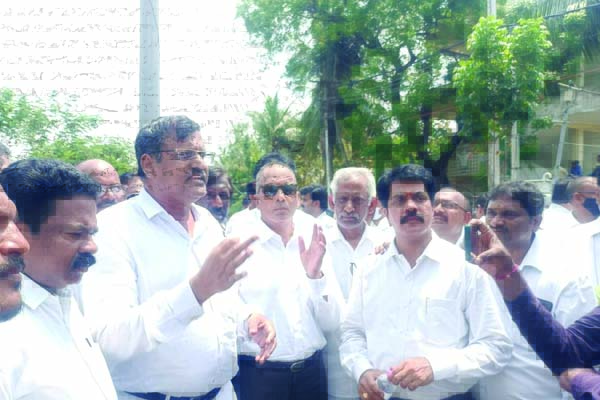 దాడి పట్ల న్యాయవాదుల నిరసన